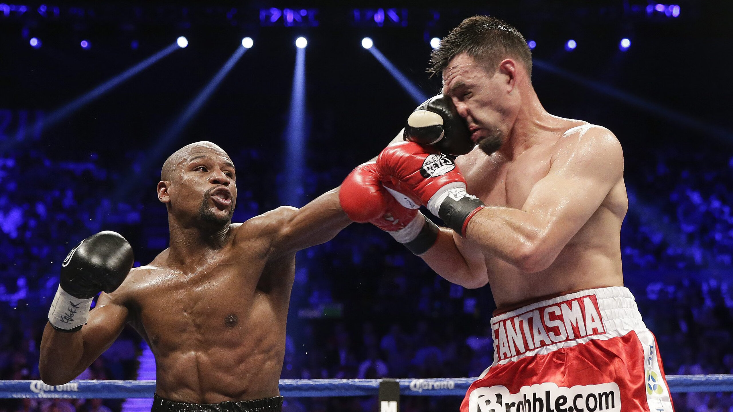 激烈对抗在场上上演,球员们拼尽全力,激烈的对抗英文